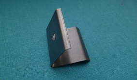 Скоба пружинная для крепления подоконника